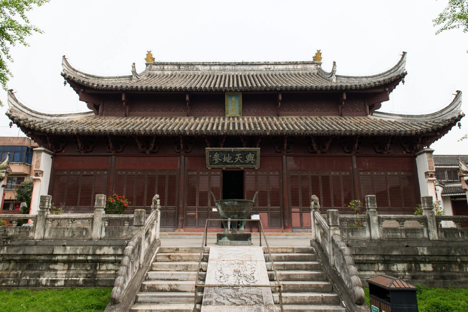 桐城文庙大成殿的「蝴蝶形斗拱」较为特殊,殿内天花形式和简易藻井也