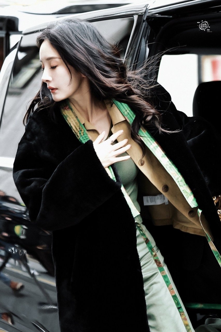 杨幂巴黎饭拍# 闪耀巴黎的盛世美颜!