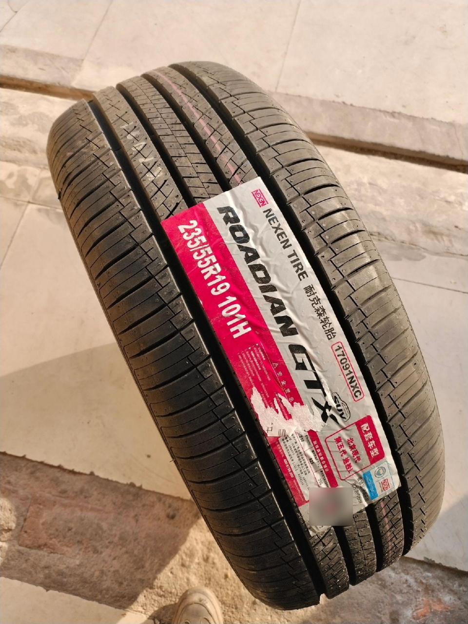 奥迪a6,更换康普顿全合成机油.路虎极光更换耐克森235/55/19轮胎.