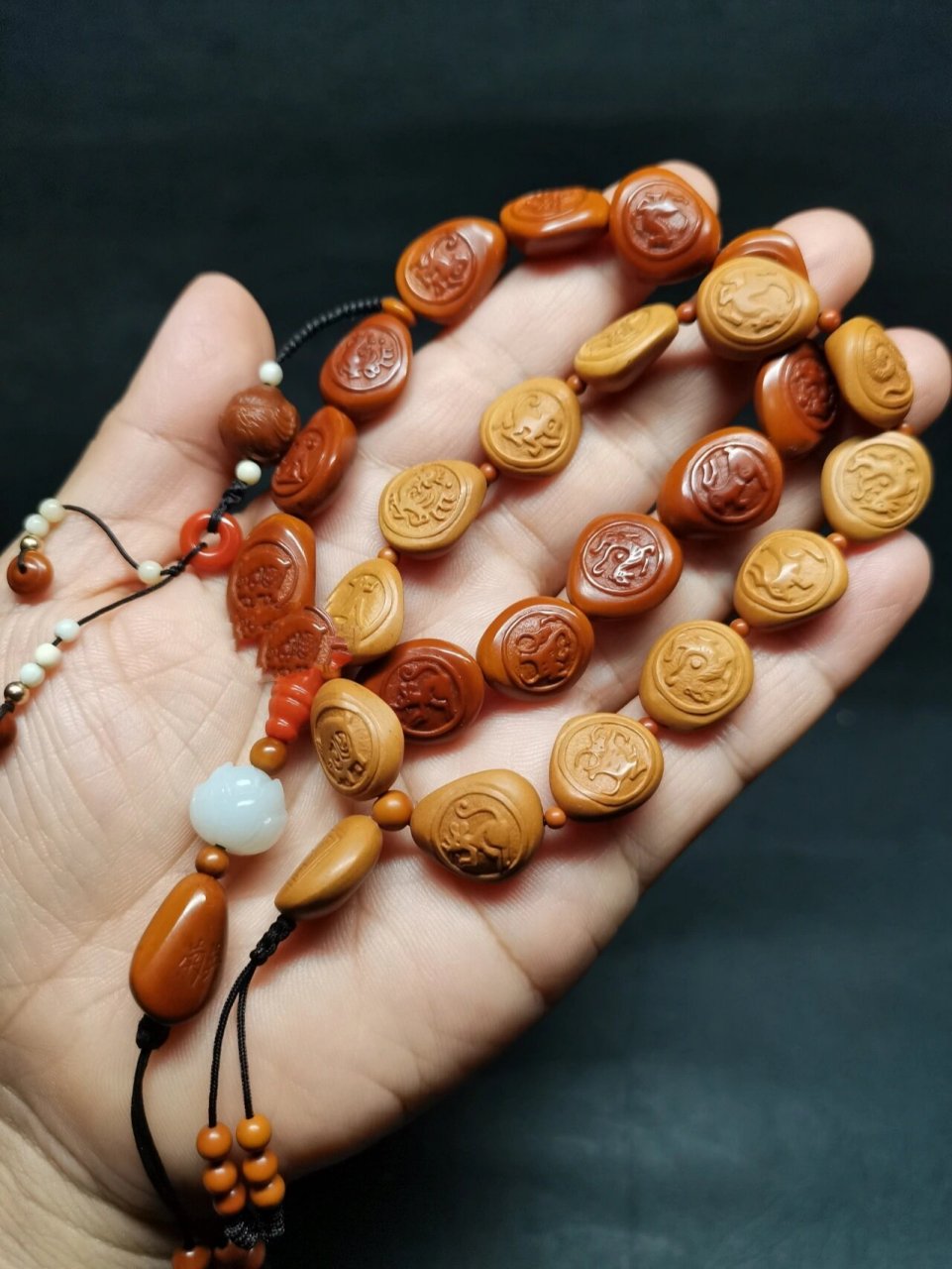(一) 自从我自己盘第一条瓦当十二生肖松子手串后,引起了很多朋友的
