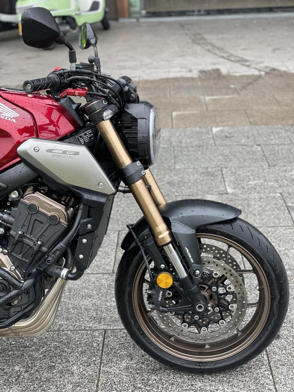 2021年4月上牌 本田cb650r 经典红色 个人一手  几千公里 美容了 护杠