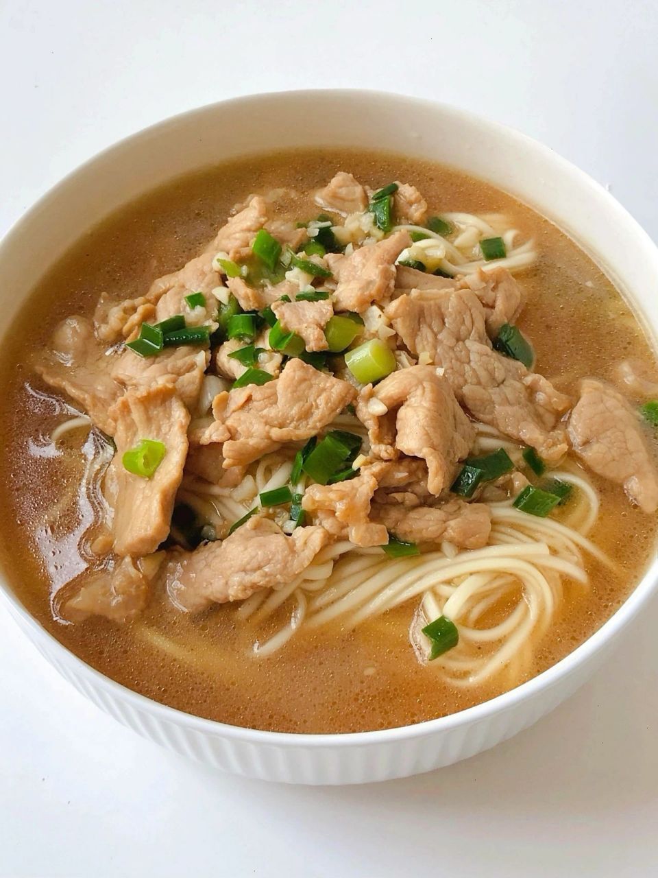 简单好吃的瘦肉汤面 97食材: 猪肉,姜蒜末,大蒜苗,面条 ～ 97做法