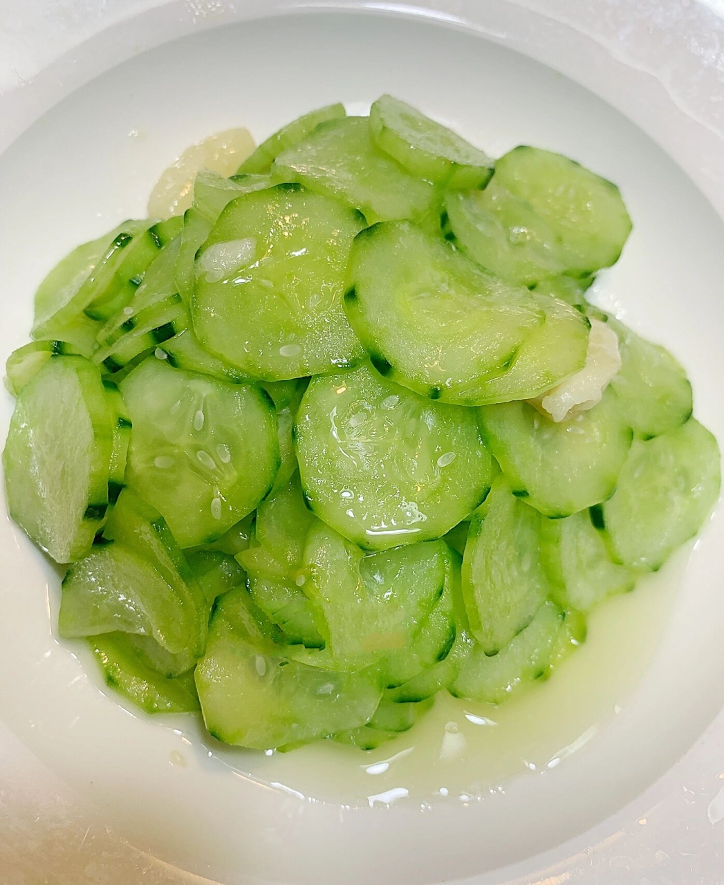 清炒黄瓜片 清炒黄瓜片做法如下: 	 新鲜黄瓜洗净切薄片 撒点盐 腌制