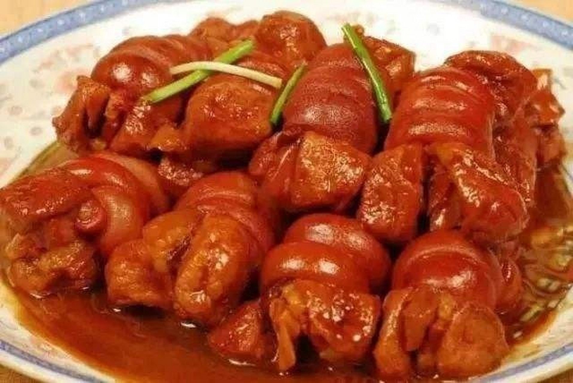 溧阳特色美食 1,溧阳扎肝 将洗净的五花肉,猪肝,油豆腐和涨发好的笋干