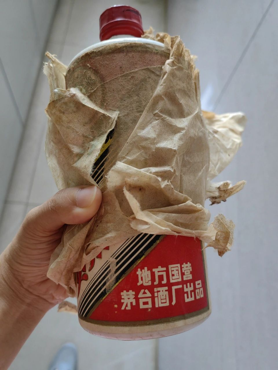 85年茅台 翻出家里老古董,不知道什么东西,把棉纸扒开一看85年茅台