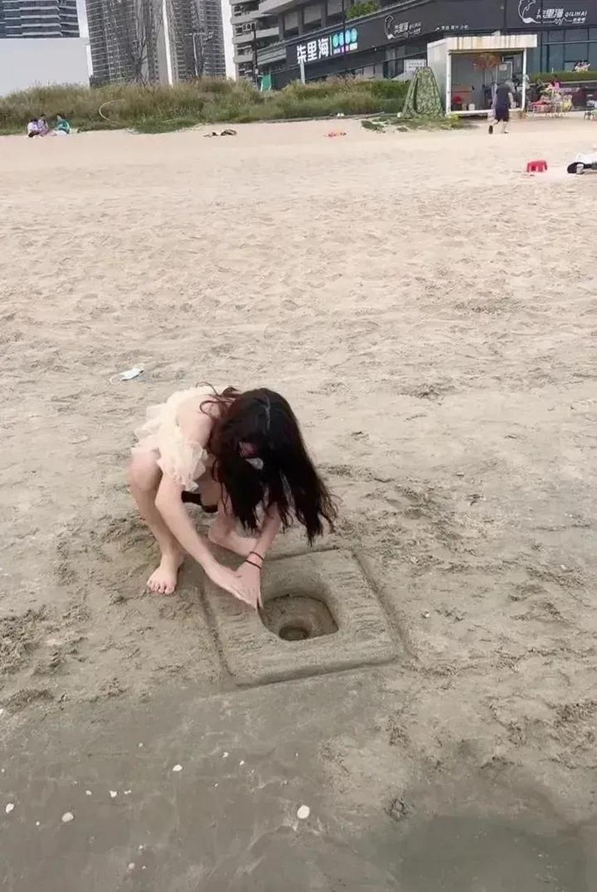 头条创作挑战赛 被人热议的沙滩"蹲便",没想到竟然
