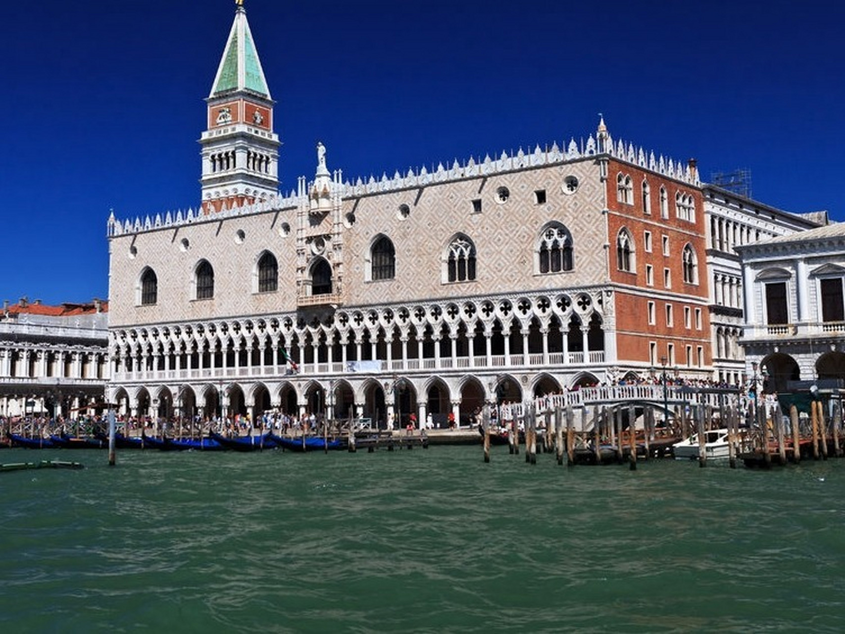 32-威尼斯最漂亮的建筑-总督府 威尼斯的最高长官是总督,总督府是