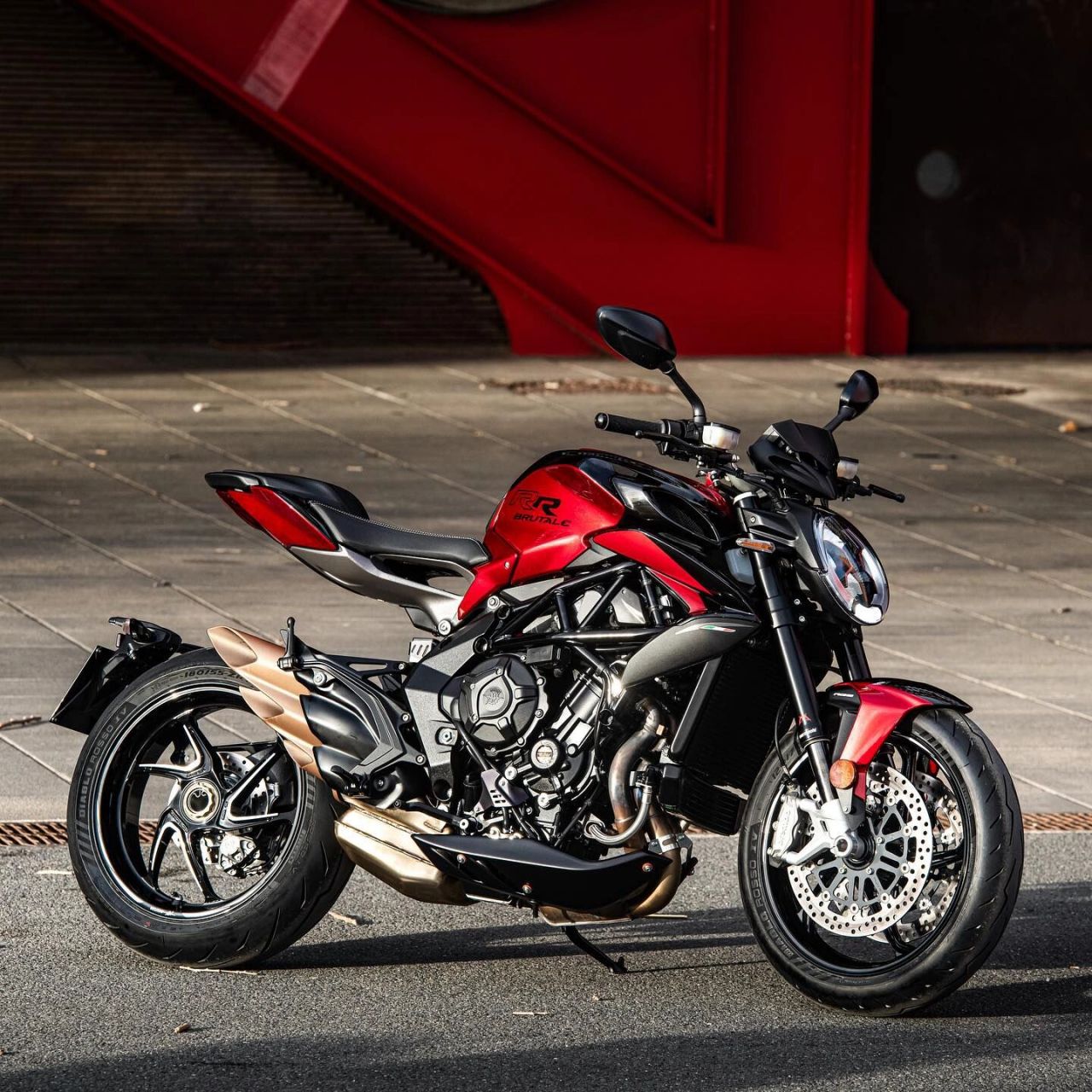 奥古斯塔 brutale 头盔一戴,谁都不爱.钥匙一插,四海为家.