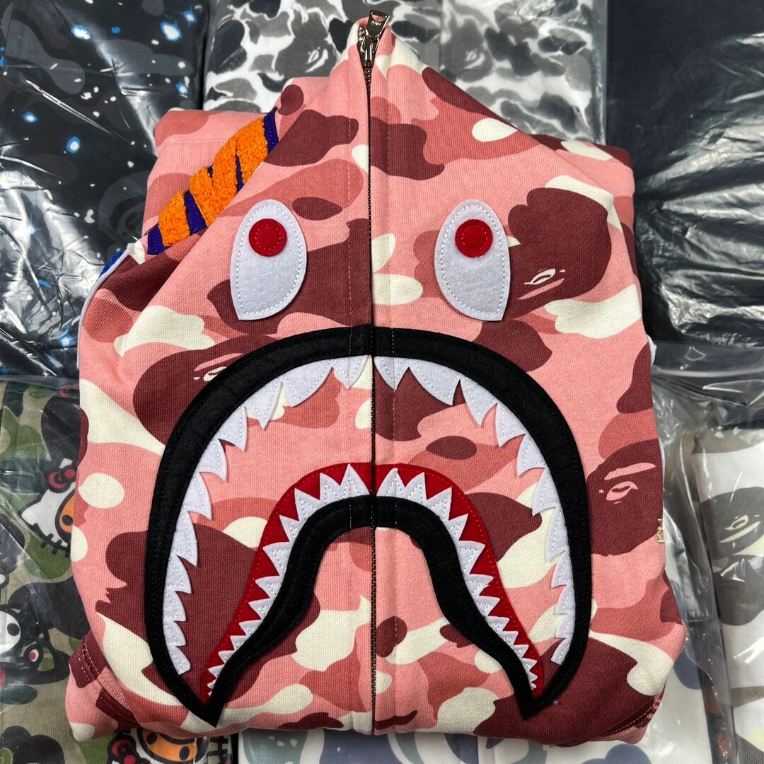 不多说了 冲就完啦 上身效果 谁穿谁好看 bape芭比限定鲨鱼卫衣外套