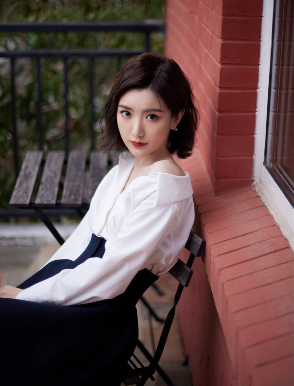 倪妮同款 复古港风短发 复古港风短发一般长至锁骨,与"一刀切"短发一