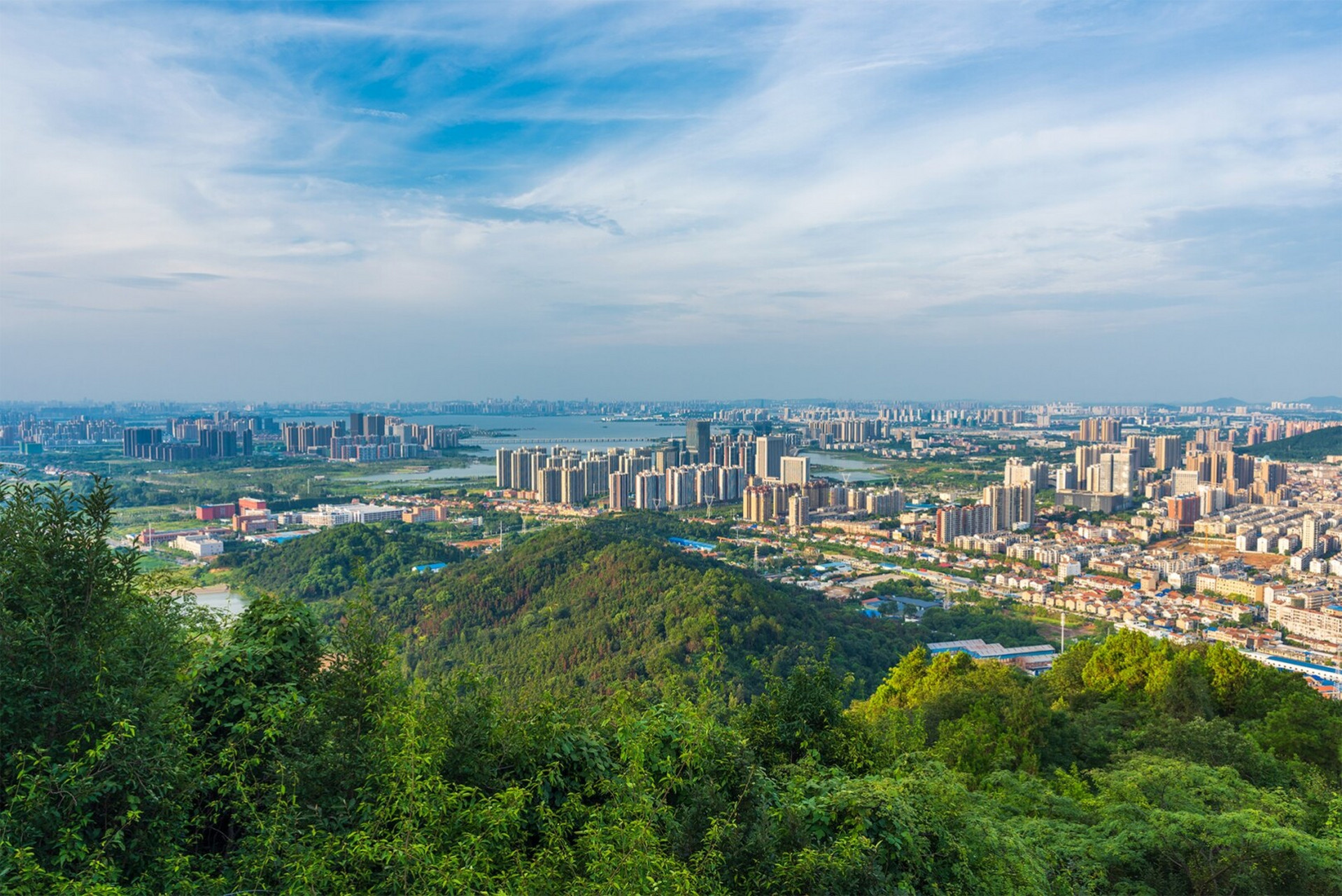 武汉八分山是江夏区的一座城市环山绿道和城市观景山,除了观看江 