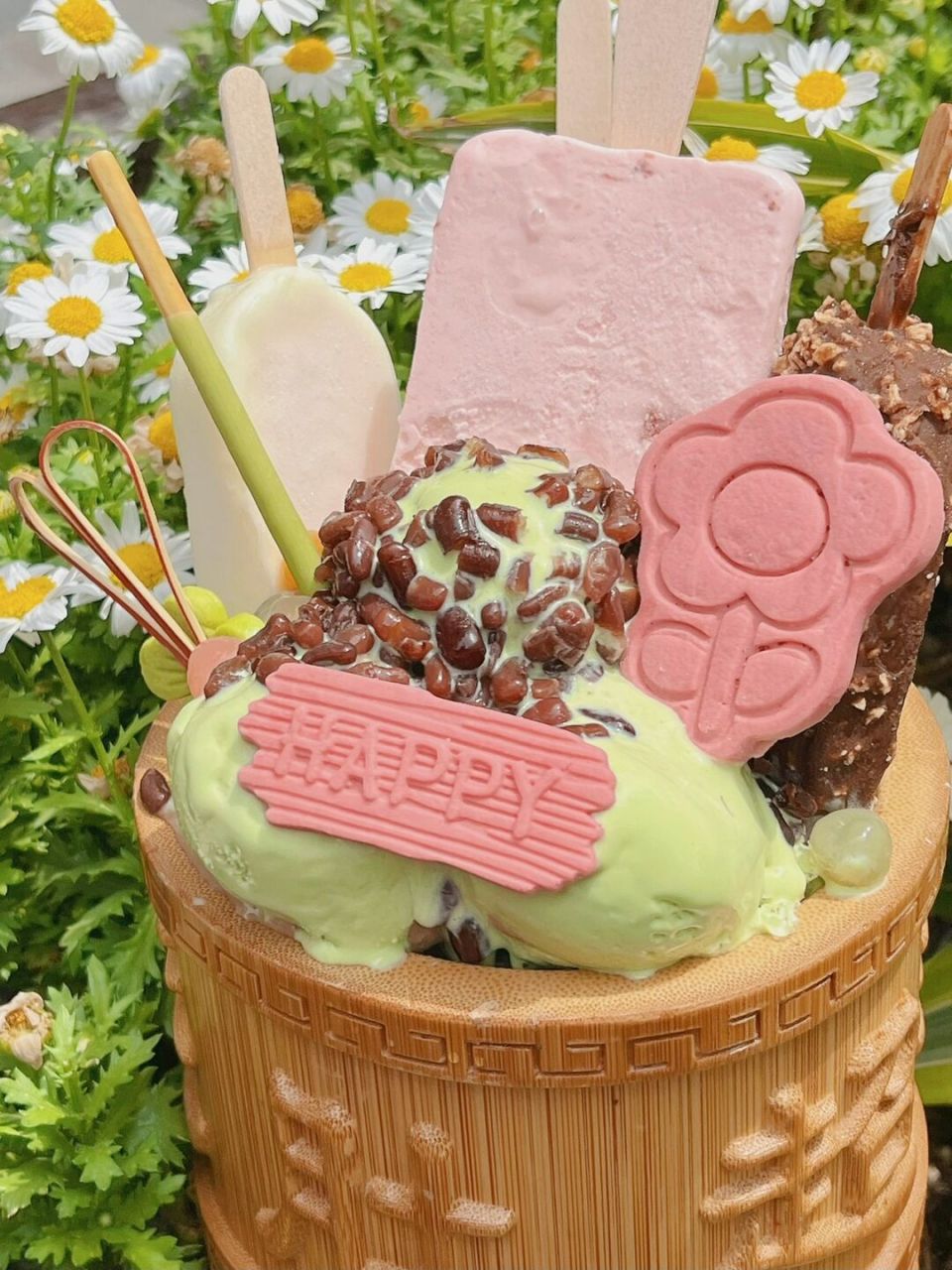 春天边走边吃~ 春天来南京来上这么一桶巨无霸冰淇淋雪糕桶和太让人