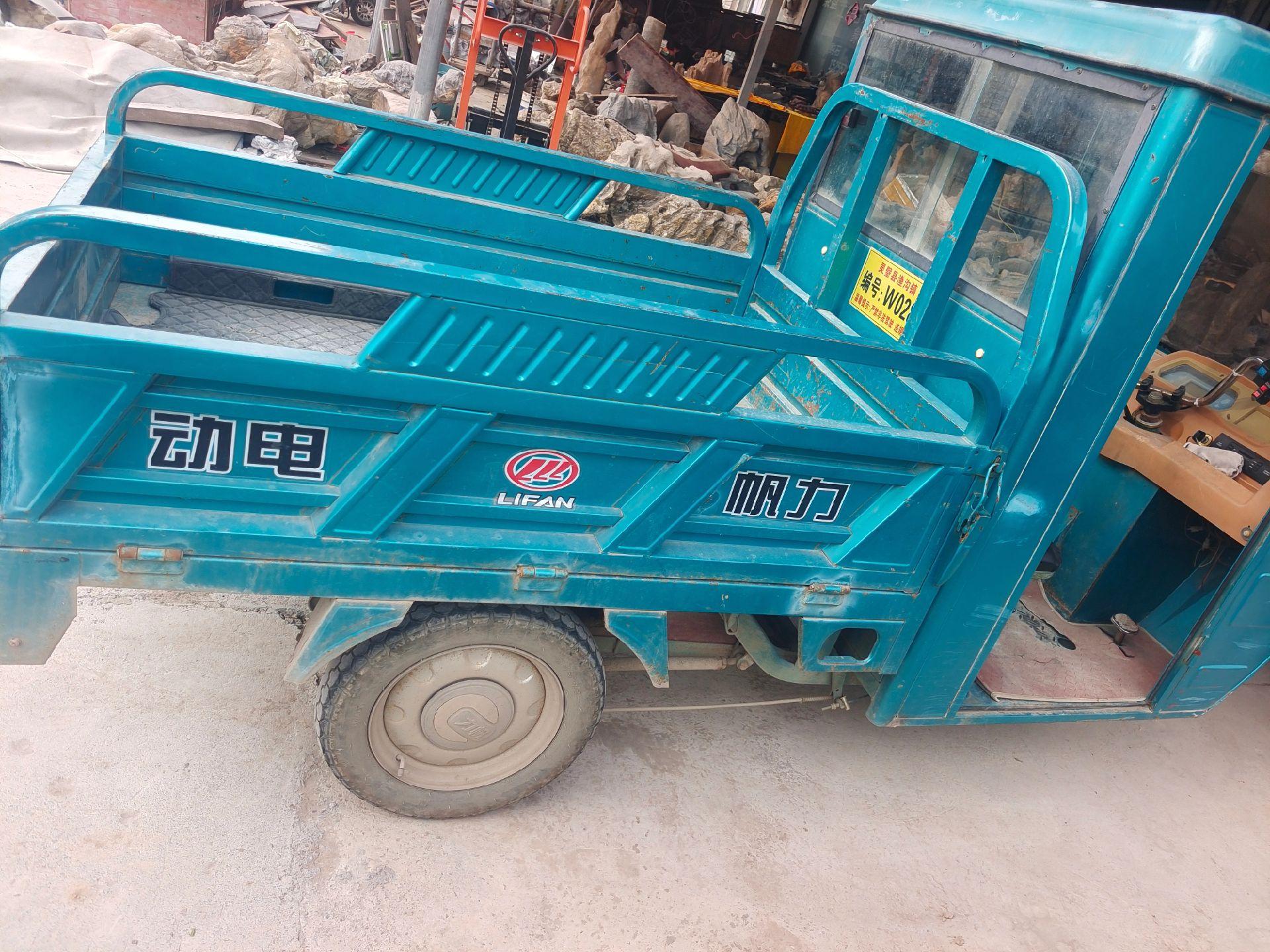 力帆电动三轮车,五个大电瓶,车厢一米宽1.