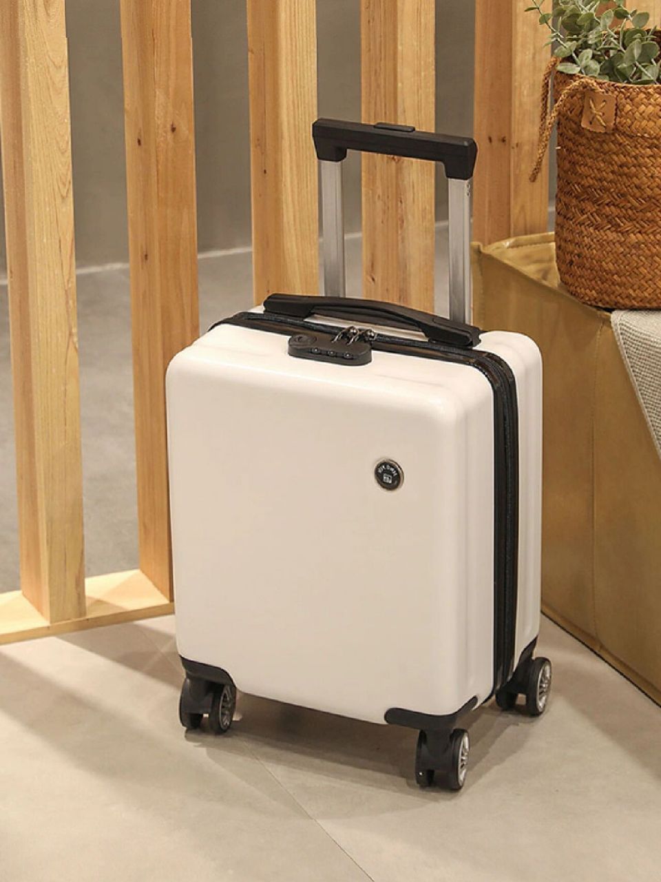 今天小编要来给大家推荐一个好用的登机箱——14寸春秋航空登机箱!