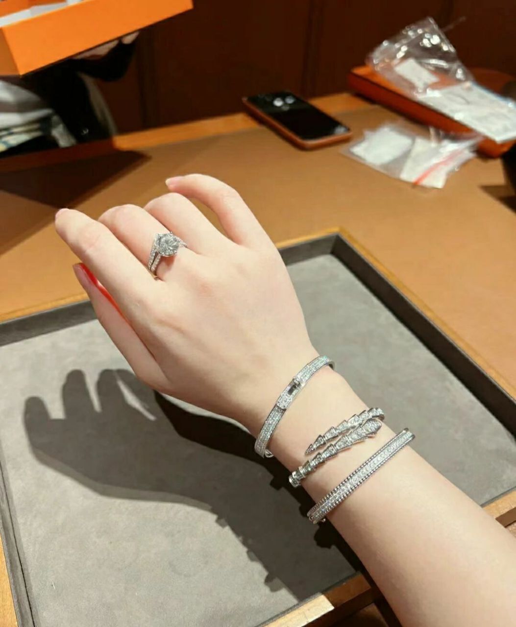 爱马仕全新全套kelly满钻白金手镯 爱马仕全新全套kelly满钻白金手镯