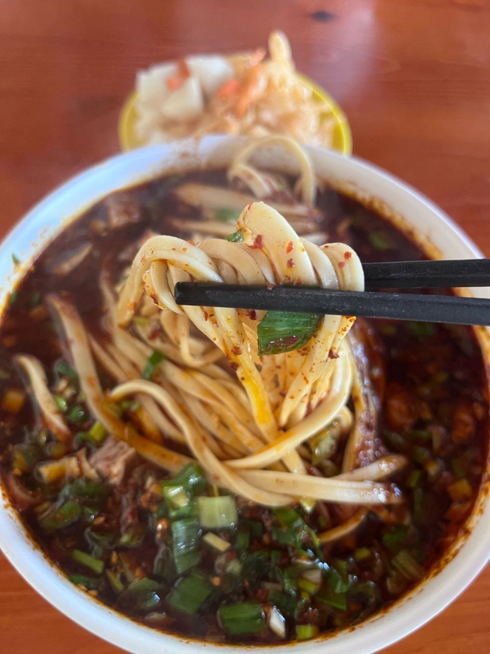 原来兰州拉面真的有三棱子! 兰州拉面,本地人称牛肉面.