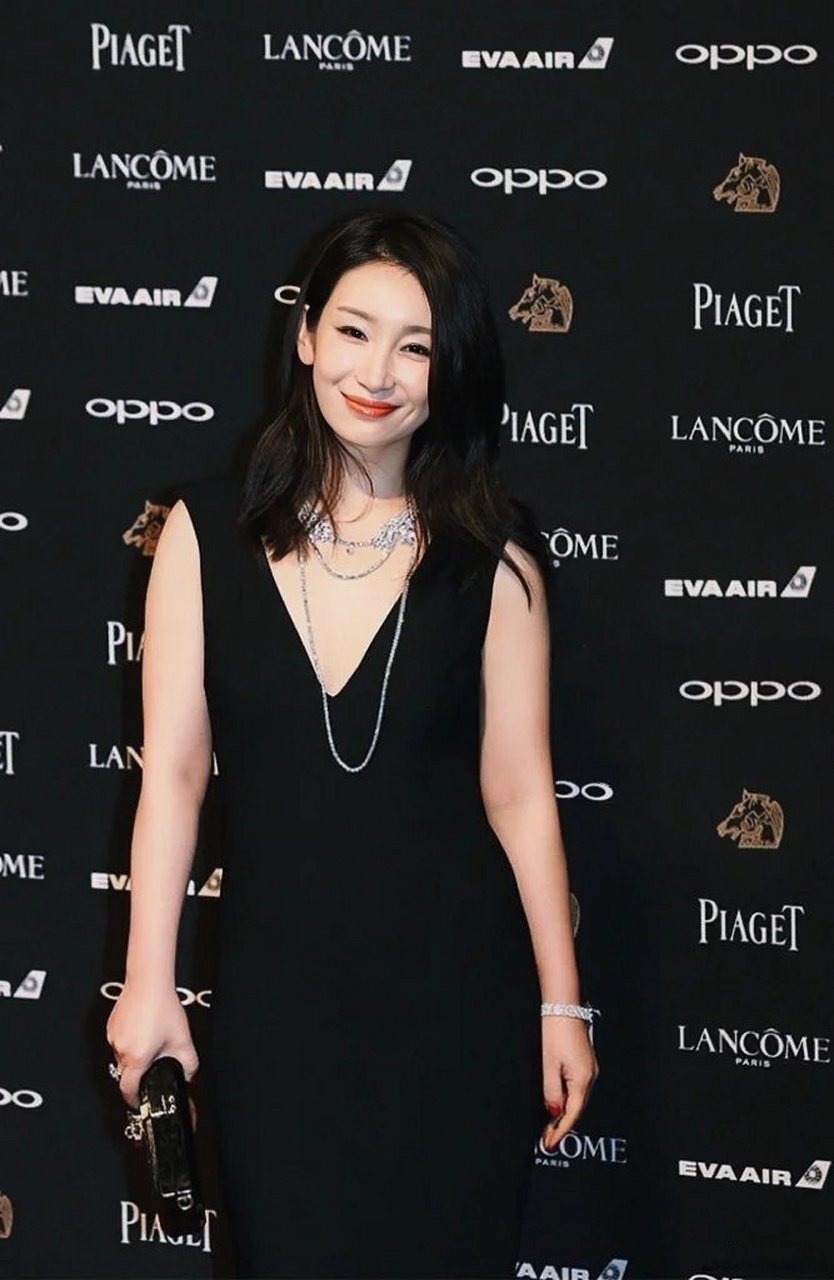 第54届金马奖红毯,秦海璐身着黑裙以评委身份完美亮相,一袭电地长裙