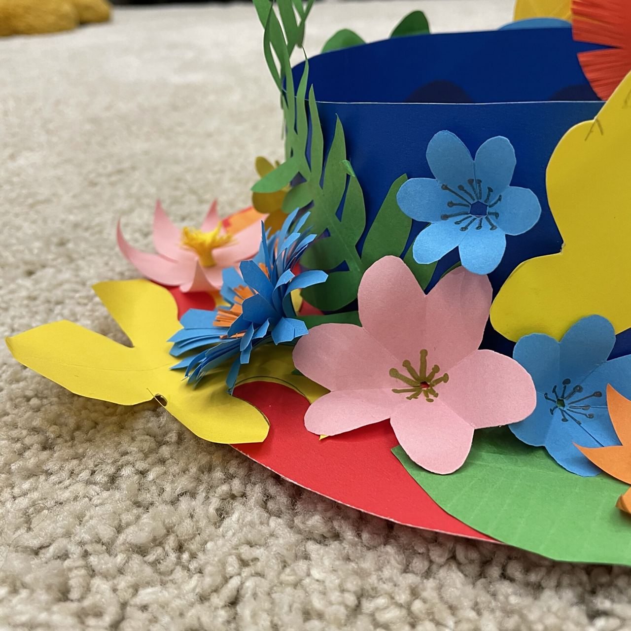 幼儿园手工—花帽子 厚卡纸做了帽圈,帽檐,羽毛 薄卡纸做各种花花