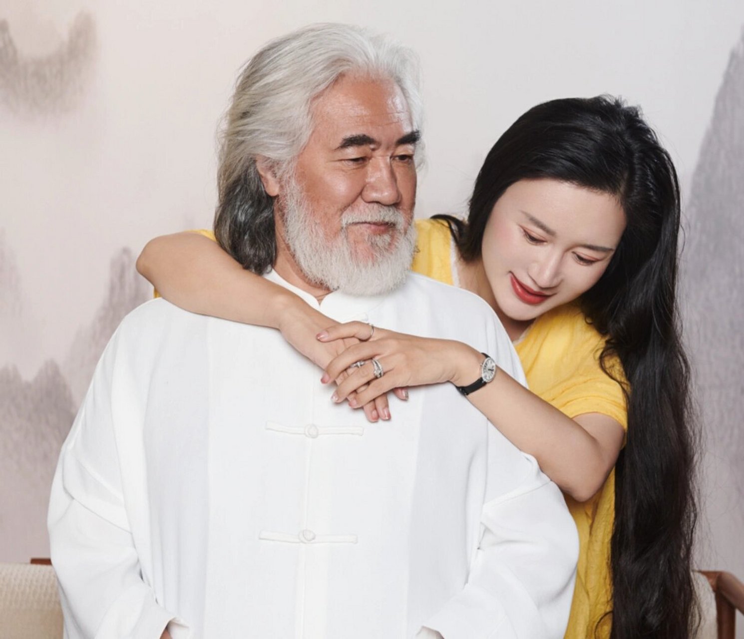 张纪中年轻时长得挺帅的,不知道为什么要留这么长的头发和胡子,和白毛