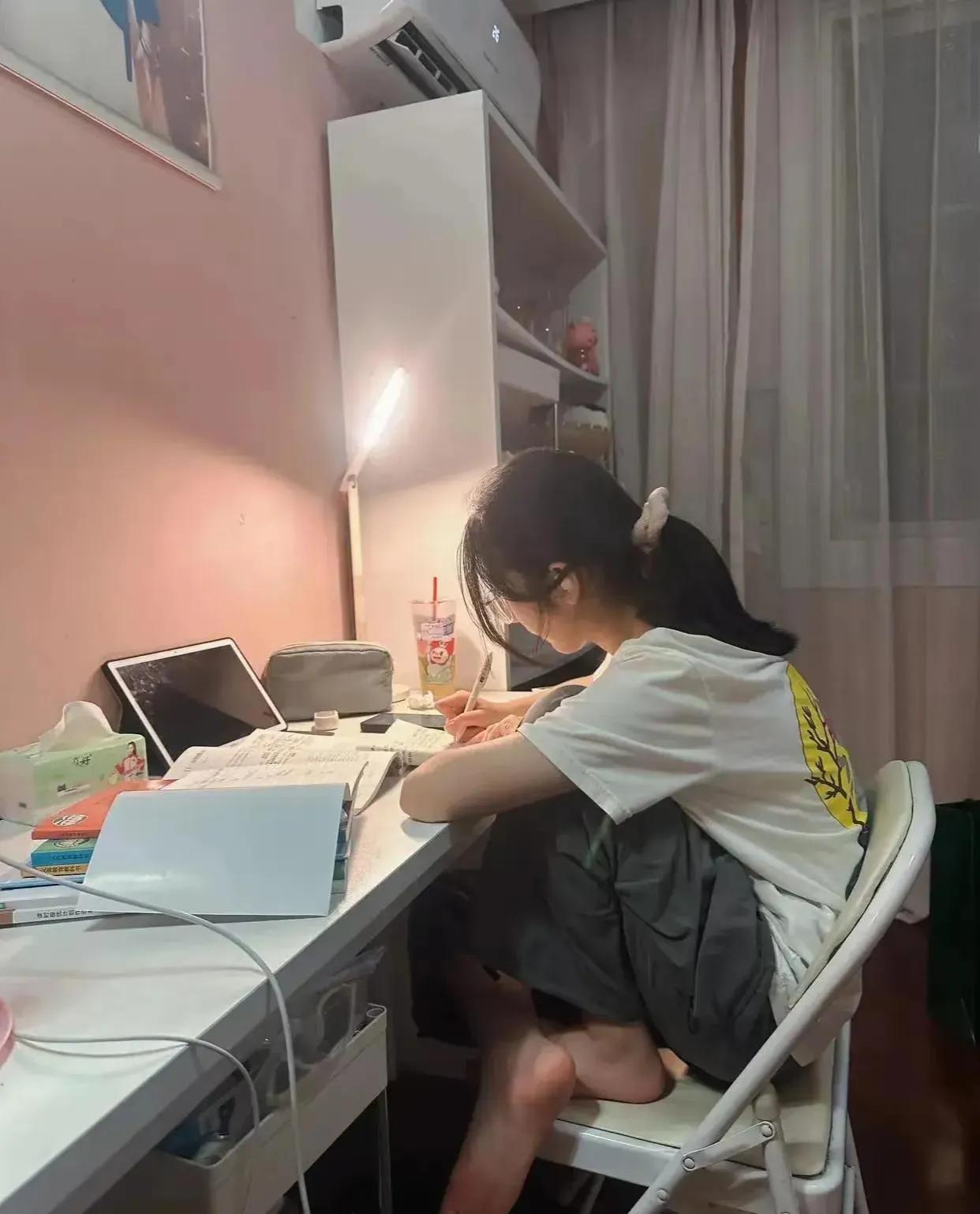 表妹读普通大学大四,上次雄心勃勃参加国考,报考邻县税务局的岗位,78