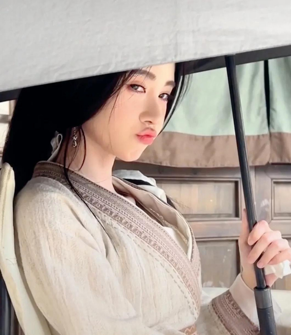 鞠婧祎大热天嘟嘟嘴太可爱了啦