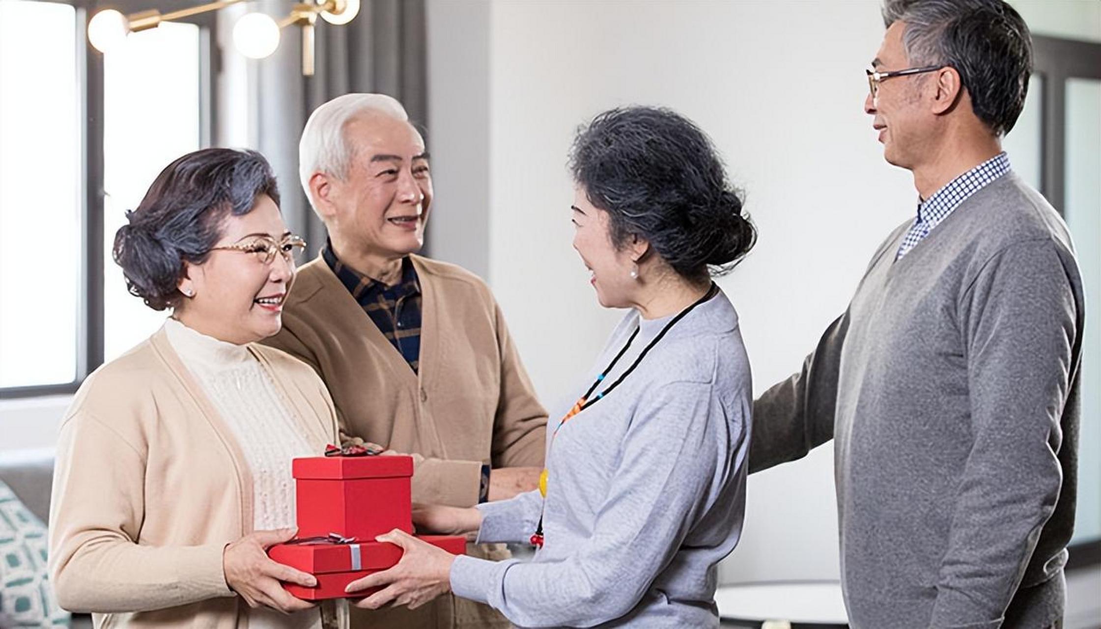 亲家见面,做到3不谈,才会被高看 亲家见面时,要避免谈论金钱,往事和