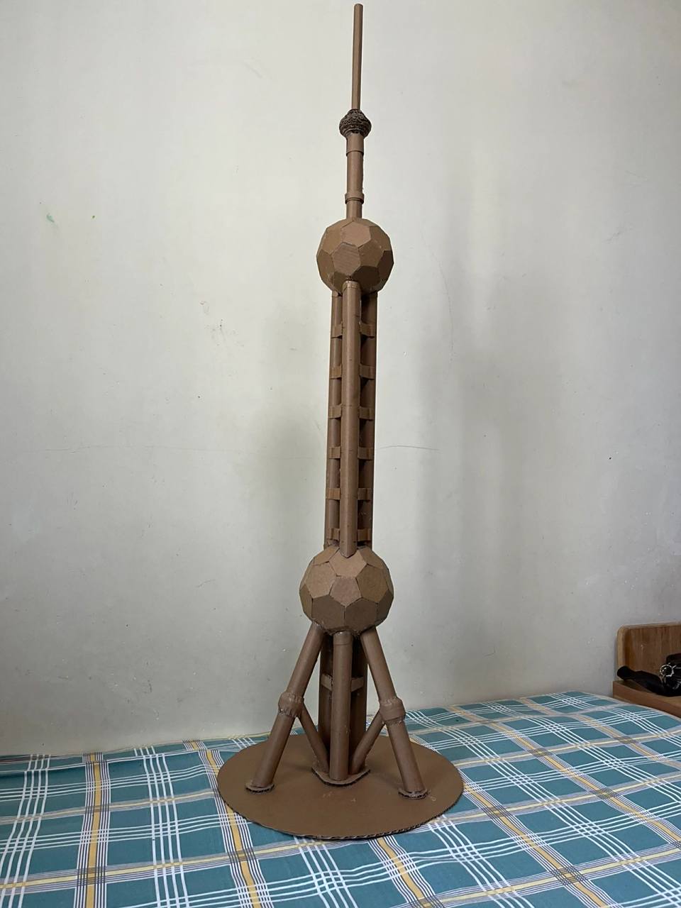 用废纸箱制做的上海东方明珠塔模型.