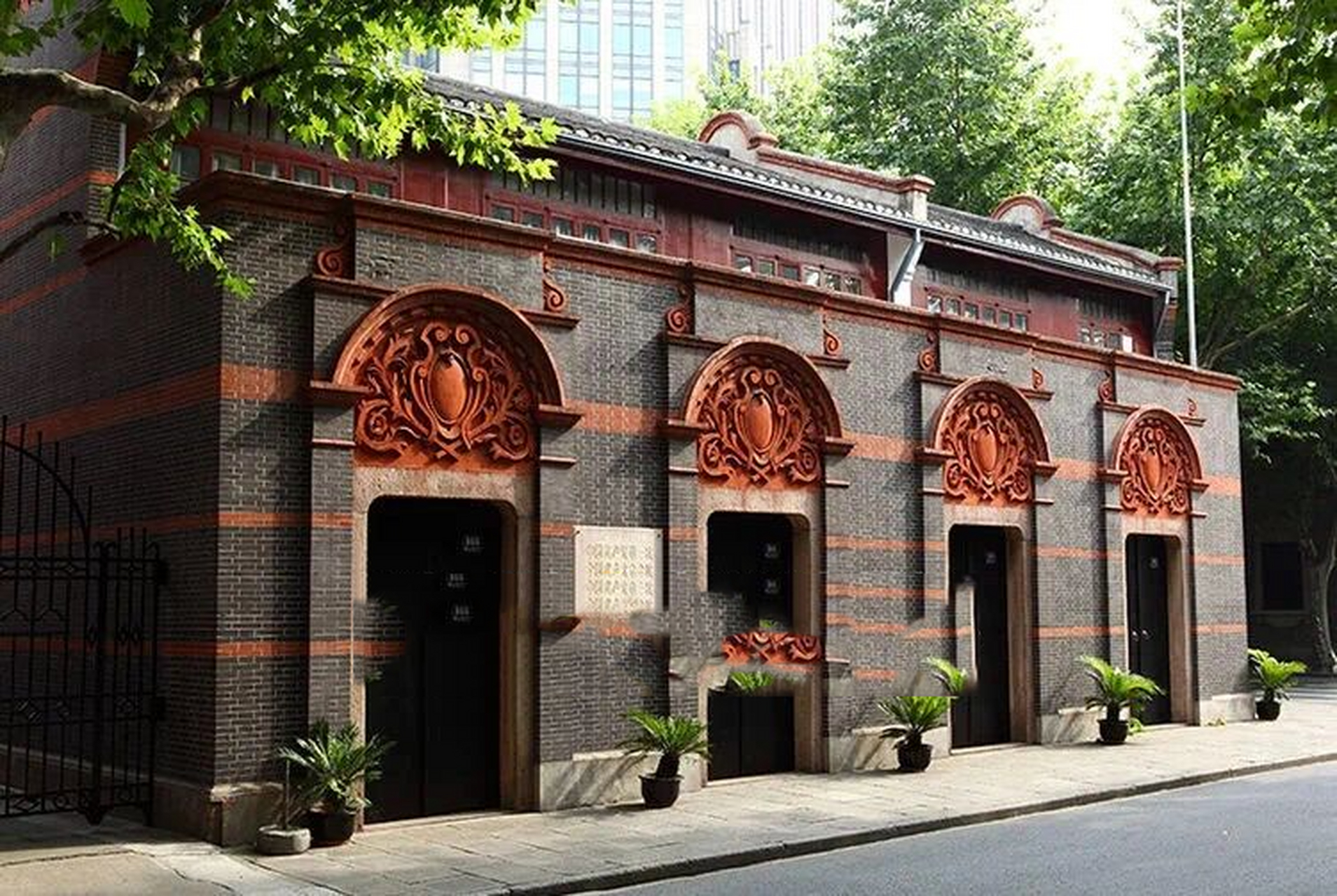 上海中共一大会址 中共一大会址原楼于民国九年(1920年) 夏秋间建,与