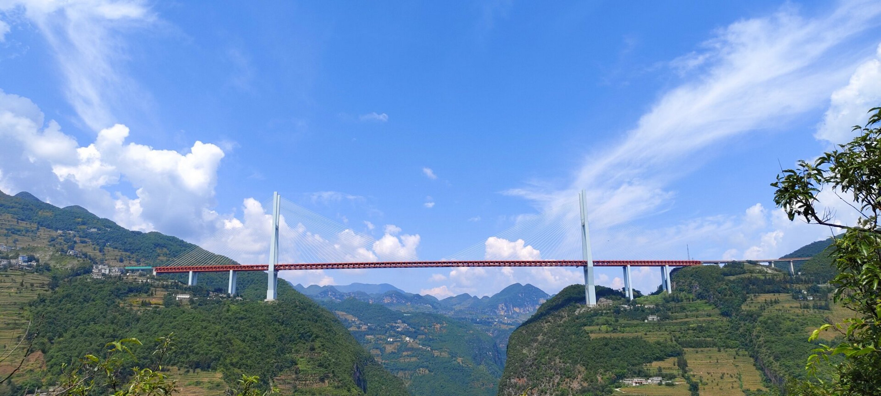北盘江大桥 北盘江第一桥,连接云南省曲靖市宣威与贵州省六盘水的特