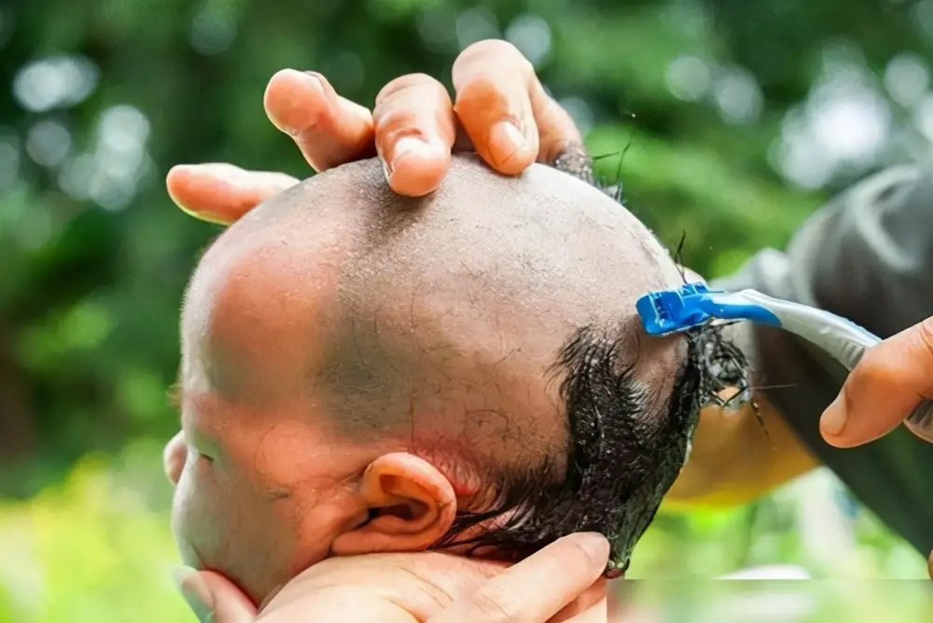 最佳时间不是满 宝宝胎毛是宝宝刚出生带的毛发,但很多人出生不久