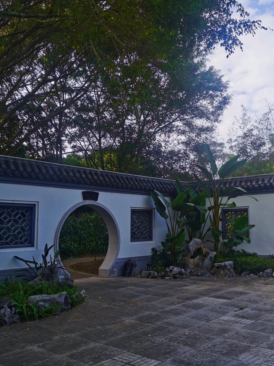 绿岛山庄半日游 绿岛山庄位于饶平县,距离市区三十多公里的车程.