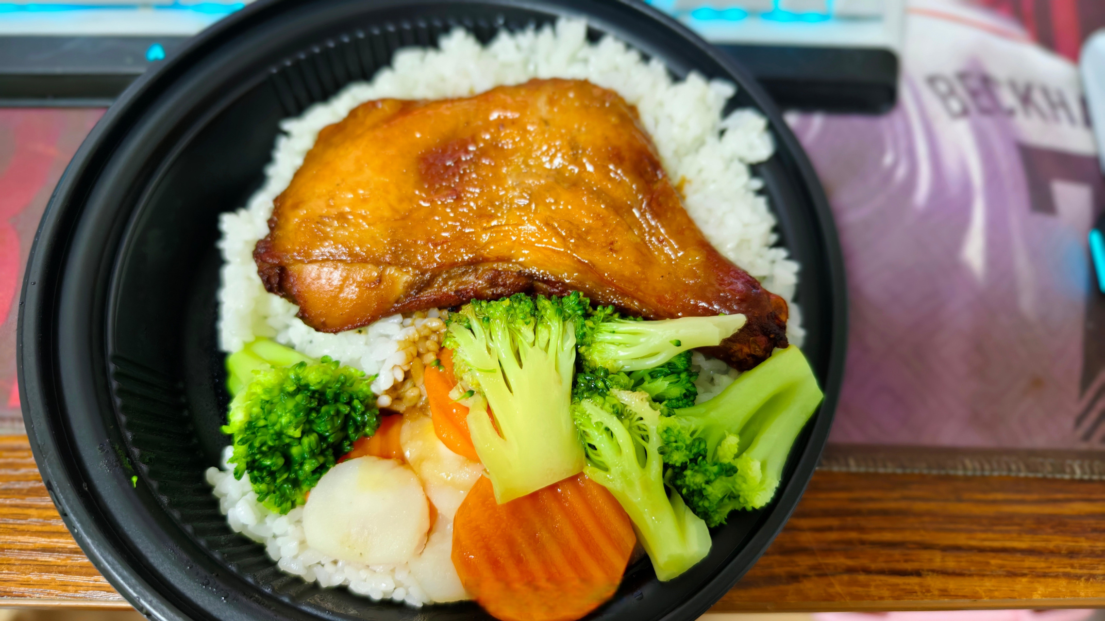 网上刷到kfc的鸡腿饭好吃,买了个,第一次看见图文相符的kfc 真的是大