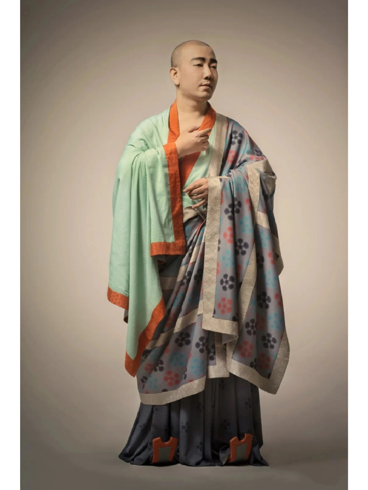 敦煌莫高窟服饰复原 唐代僧人的袈裟其实是带花纹的,非常漂亮.