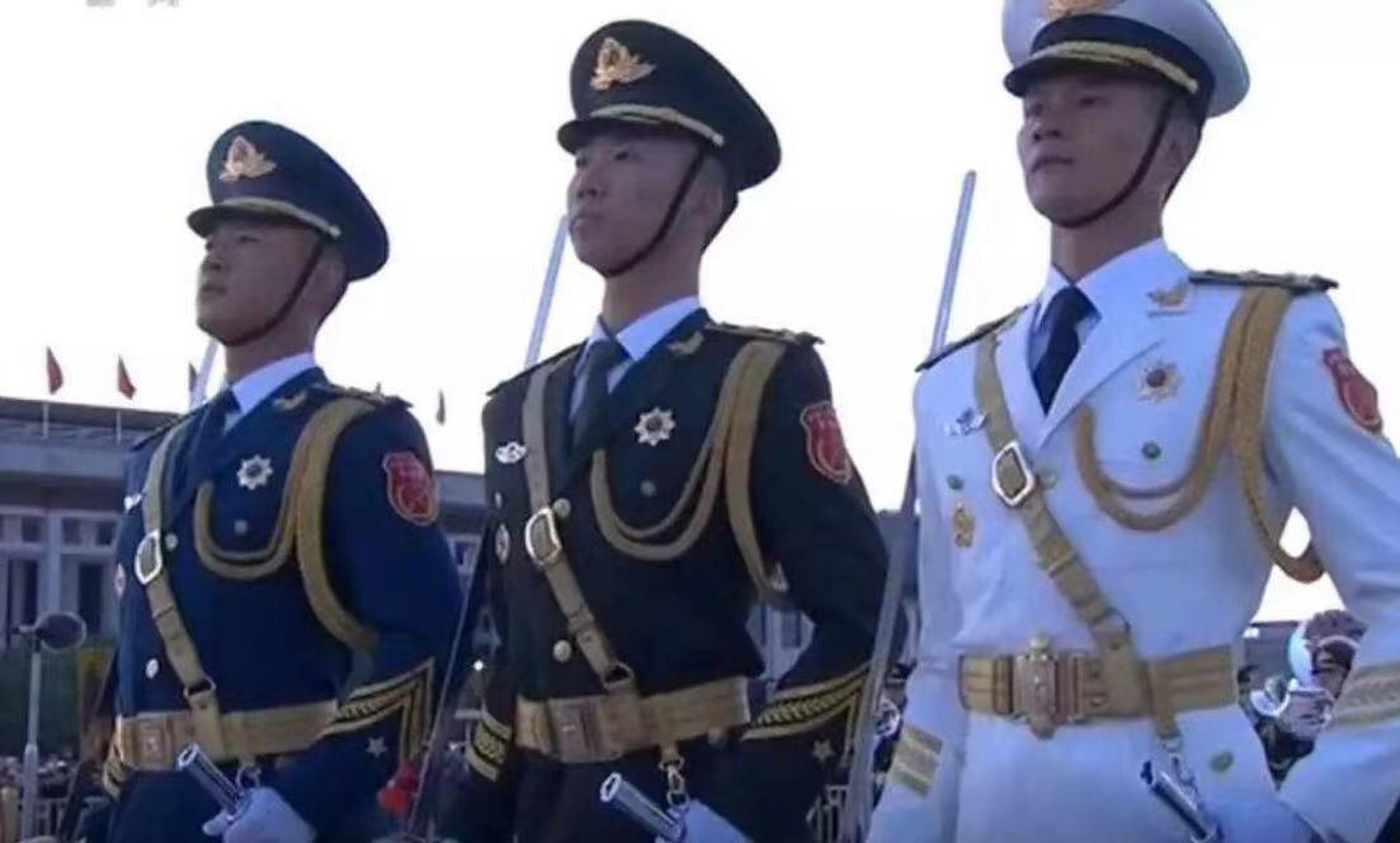 国旗护卫队指挥刀05 指挥刀是指挥士兵作战,操练或演习时使用的狭长