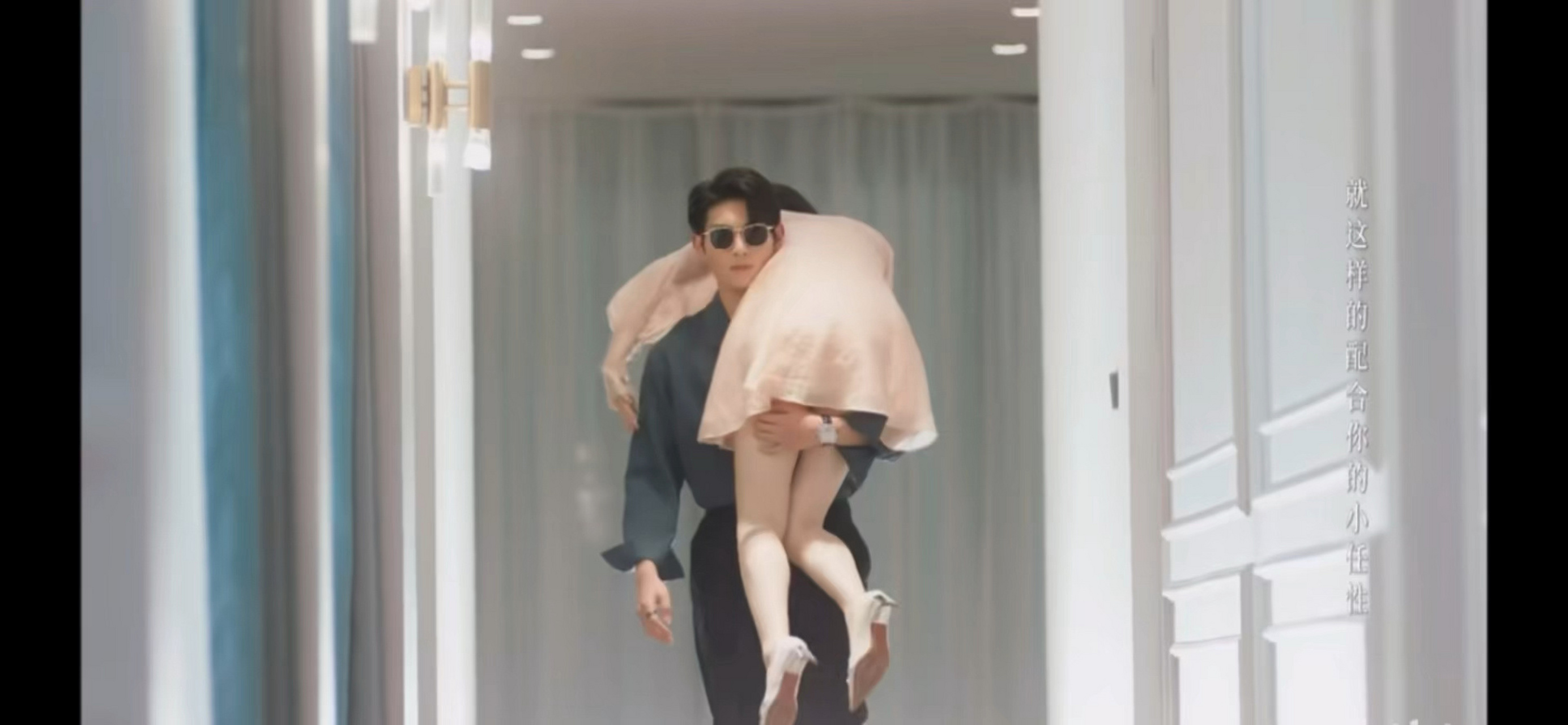 一言不合就扛人 一言不合就扛人,为的竟是帮忙擦干净脸,编剧会玩儿