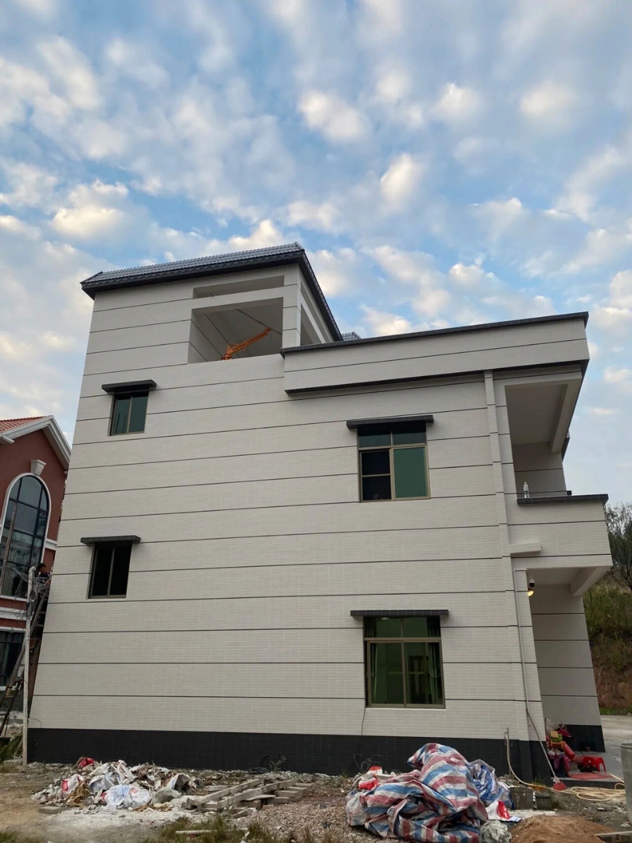 农村现代风自建房可以这样搭配 本案例外墙装饰中,采用溶洲二厂外墙砖