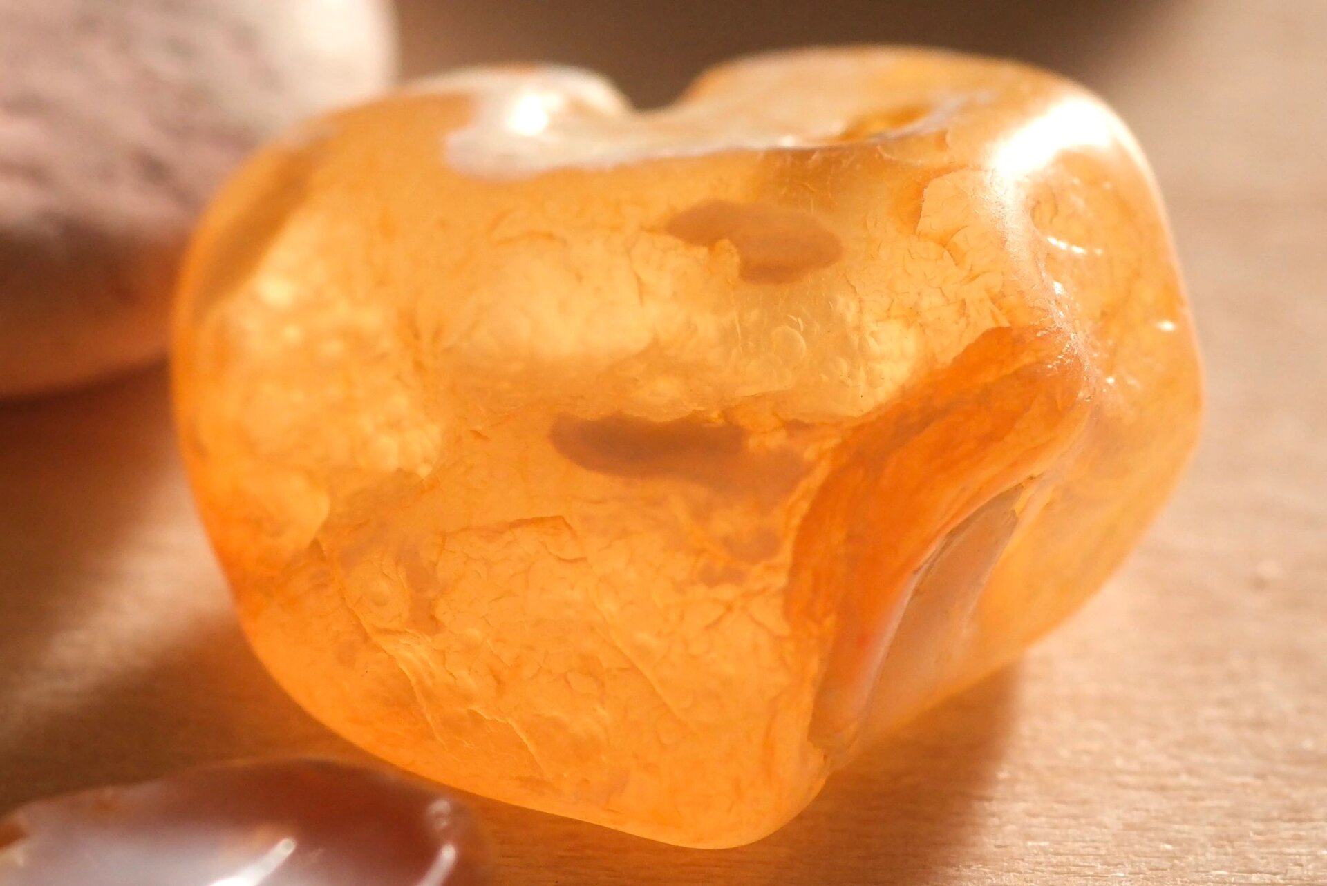 纹石山的奇迹——晶莹剔透的淡黄色玛瑙原石