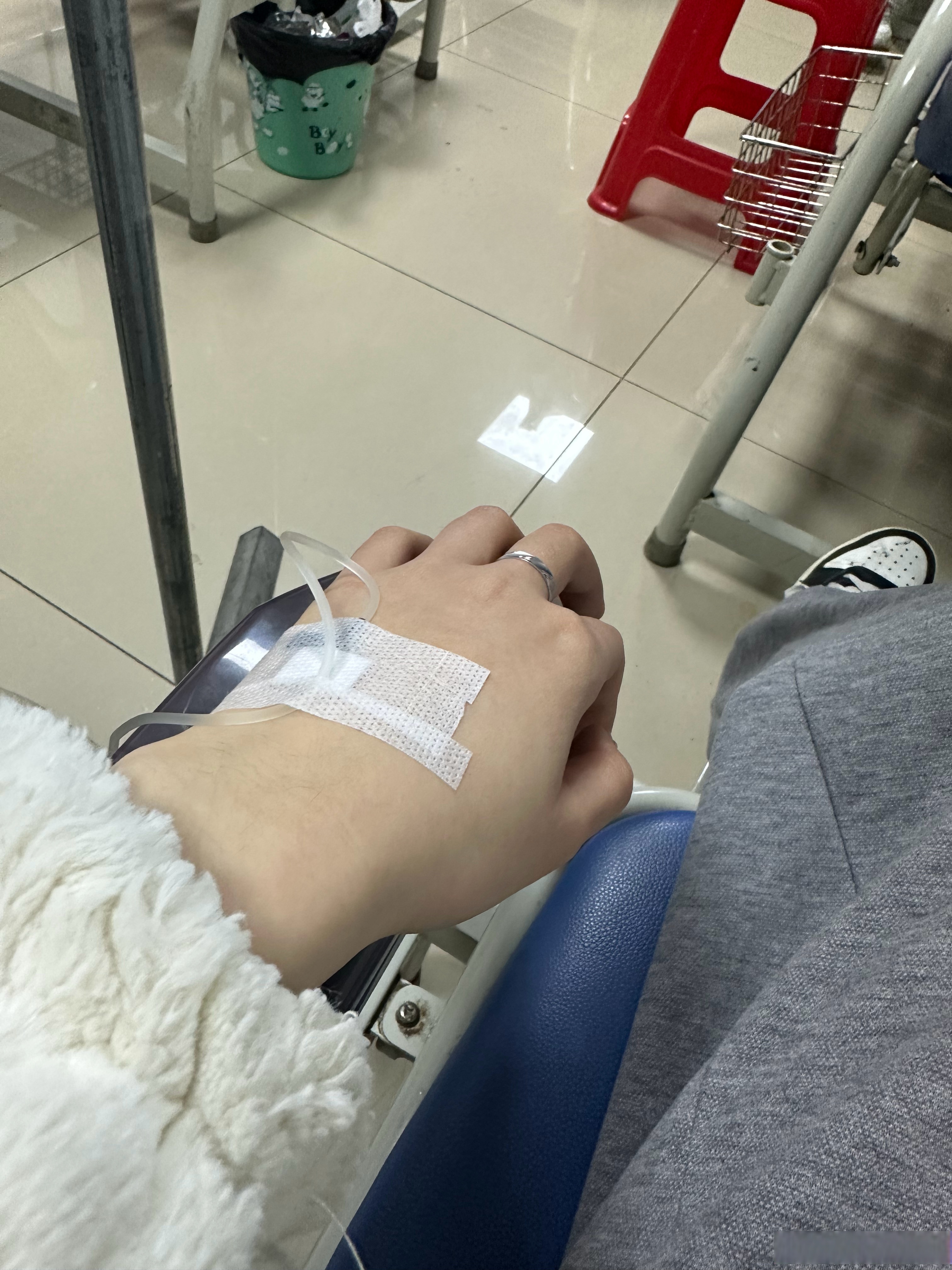 真实照片诊所输液图片真实医院打吊针的真实图片打吊针的图片半夜输液
