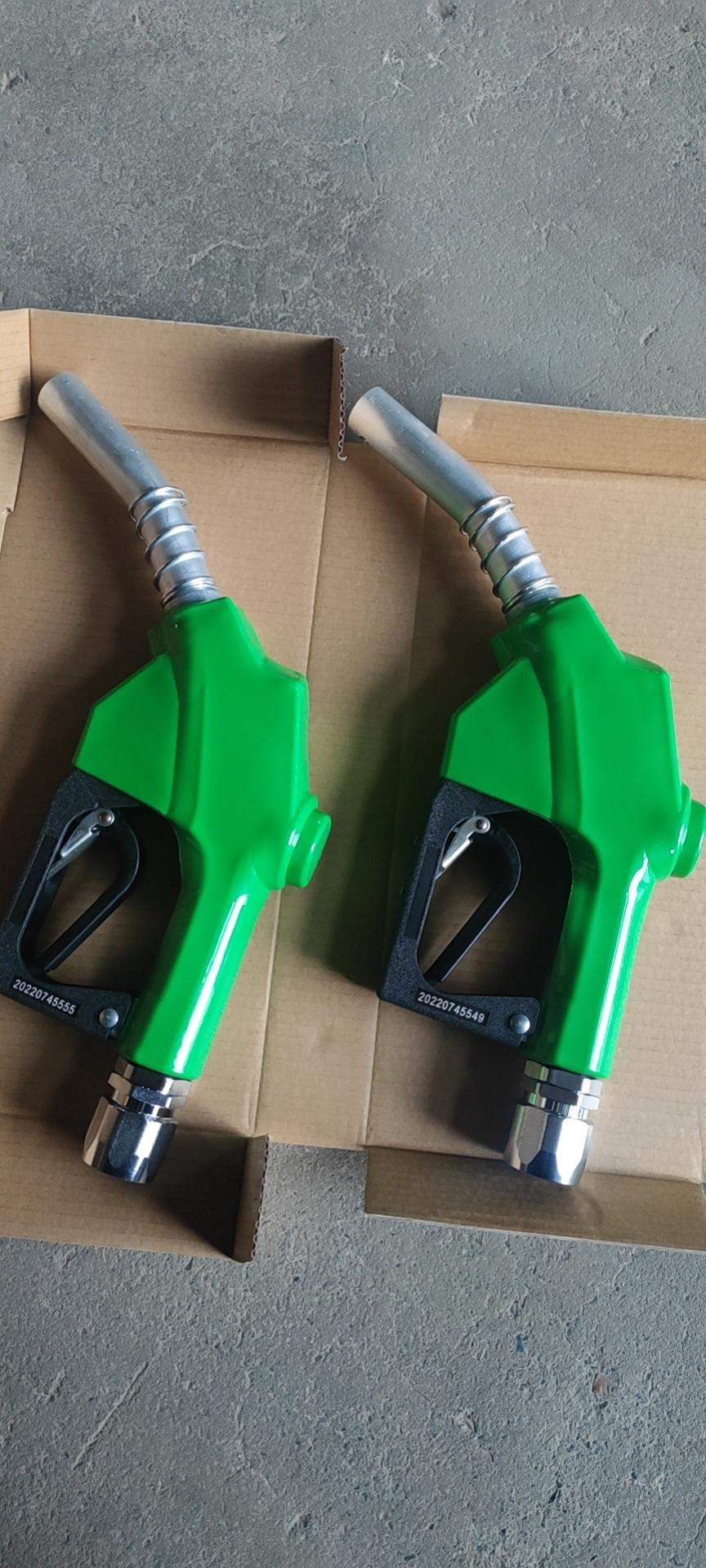 常用的加油枪有6分和一寸两种,这些都是由枪头感应,油满自动跳枪,具有