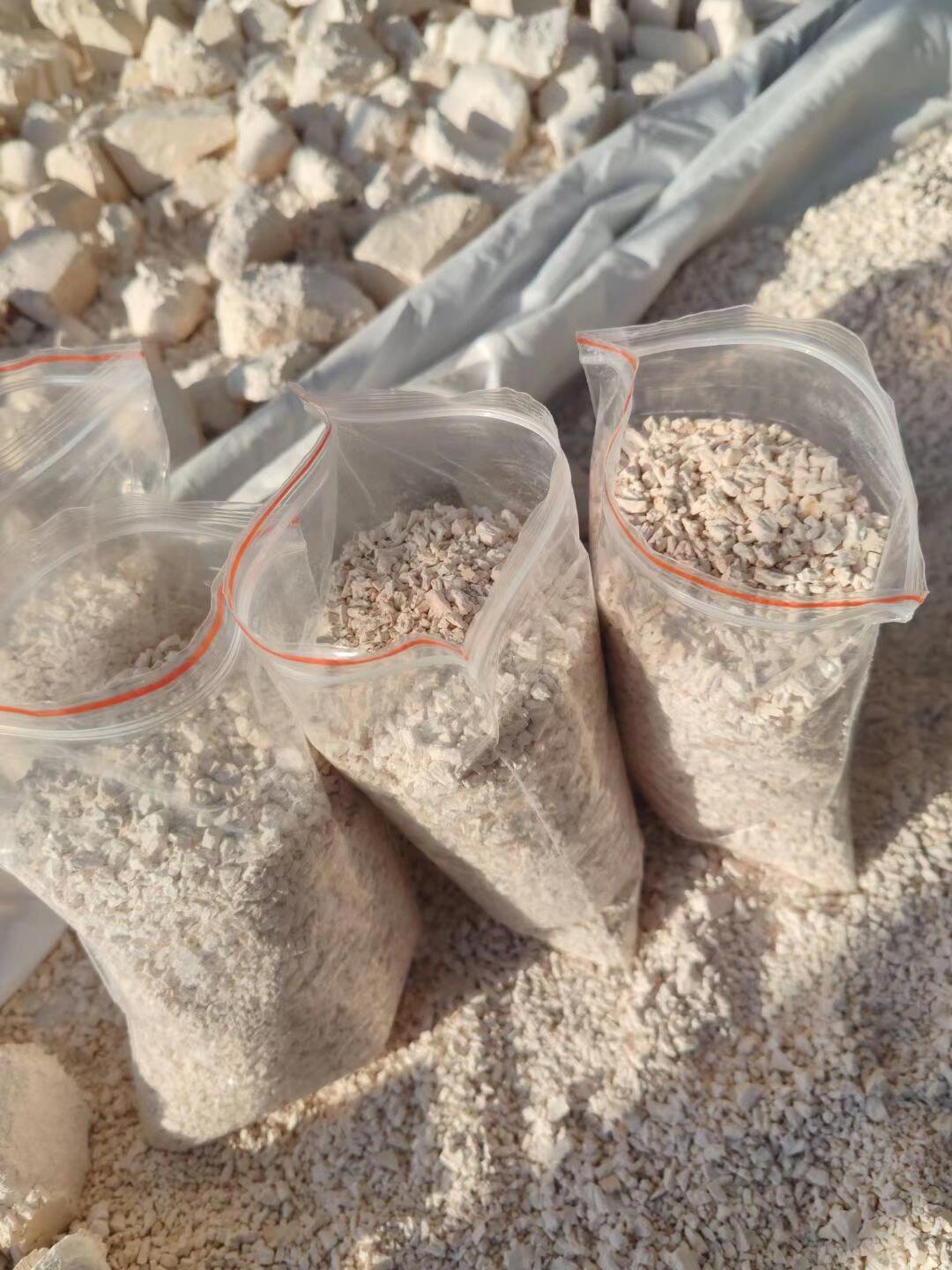 蕨根粉是从野生蕨菜的根里提炼出来的淀粉制成出来的粉丝,蕨根粉保留