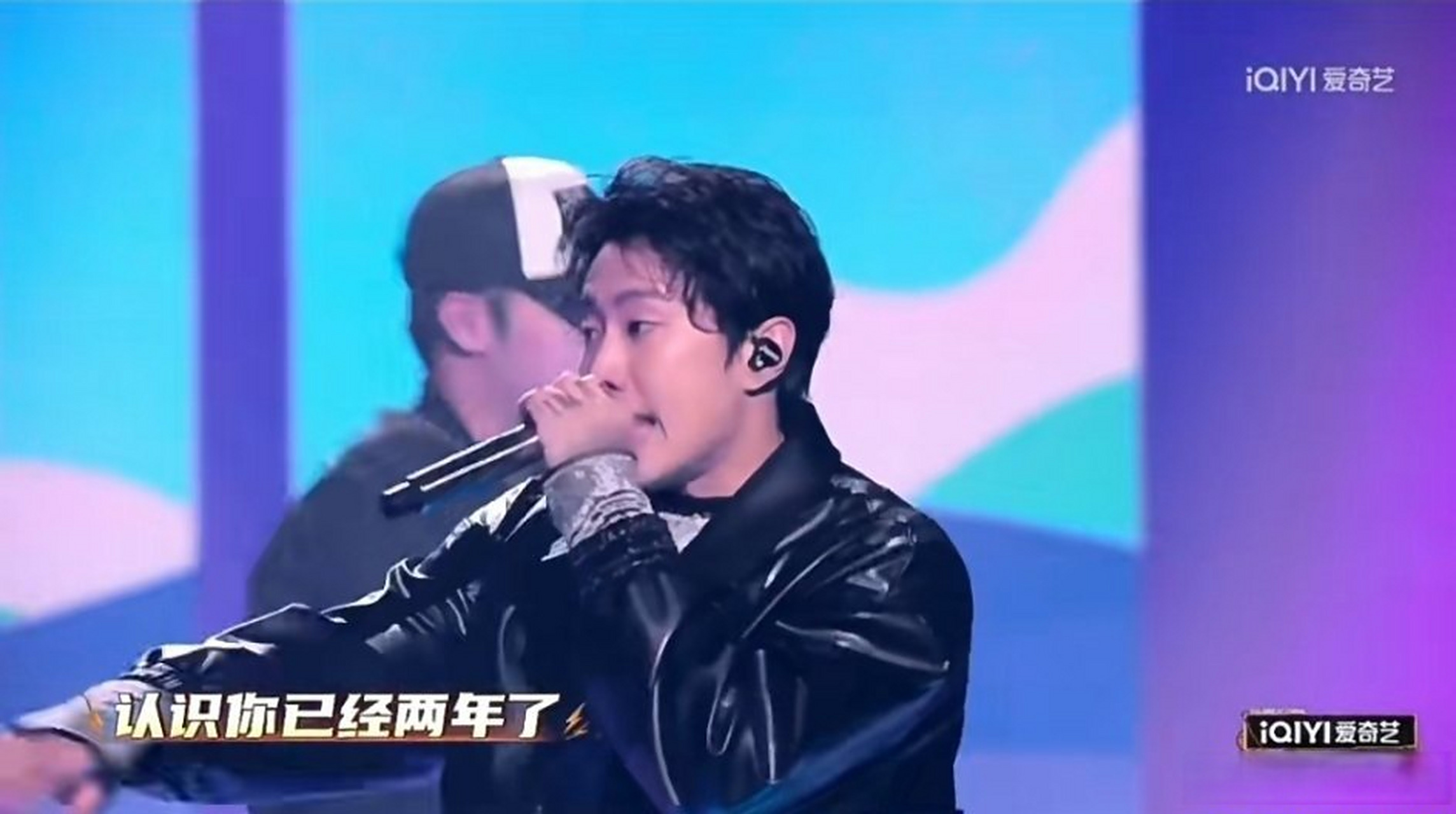 朴宰范在中国新说唱巅峰对决上表演的造型一反常态,穿的严严实实,是不