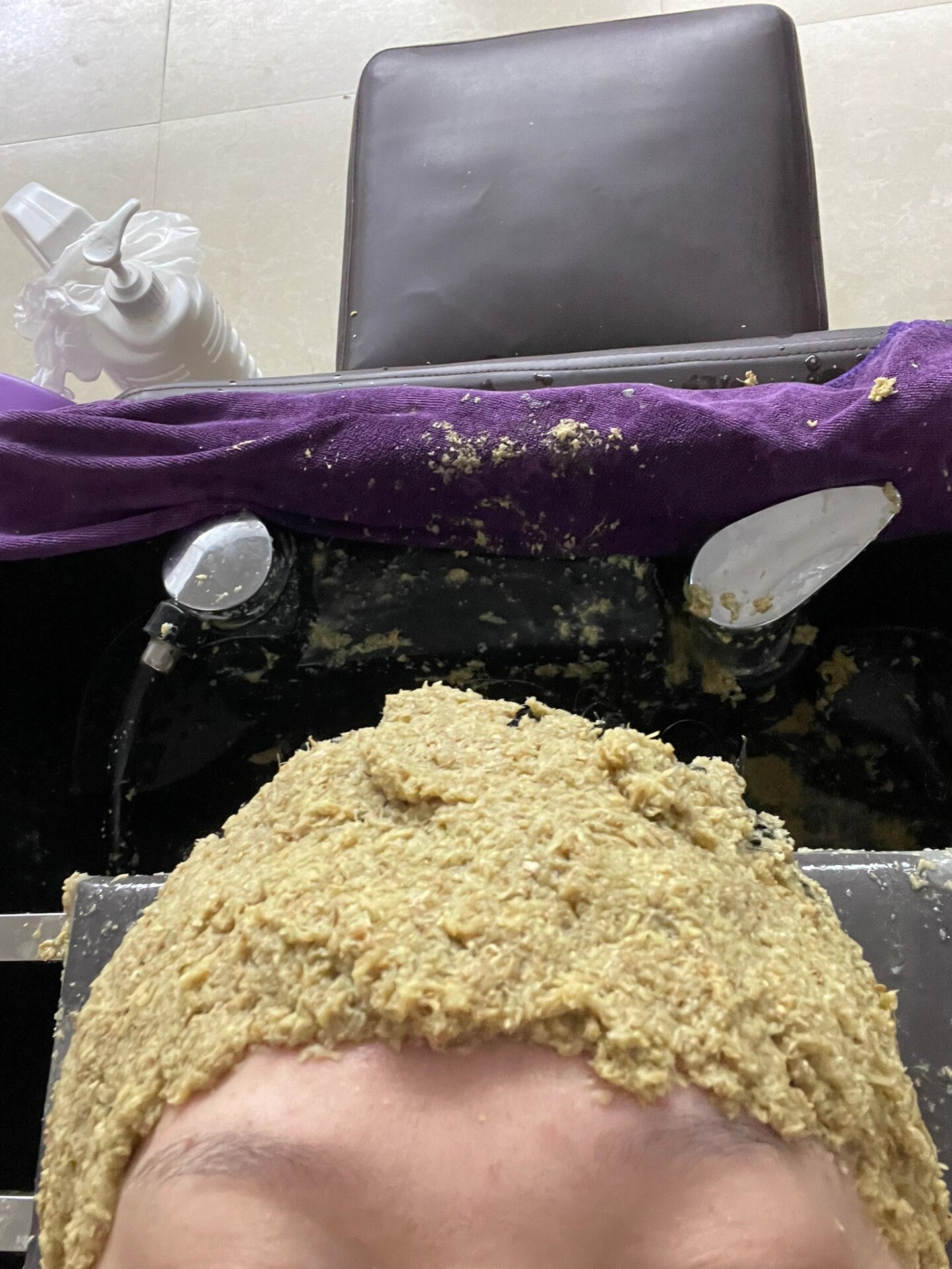 忍痛去洗个姜头辣辣的祛头风 先是姜水烫头 姜泥搓背 姜泥抓头 最后姜