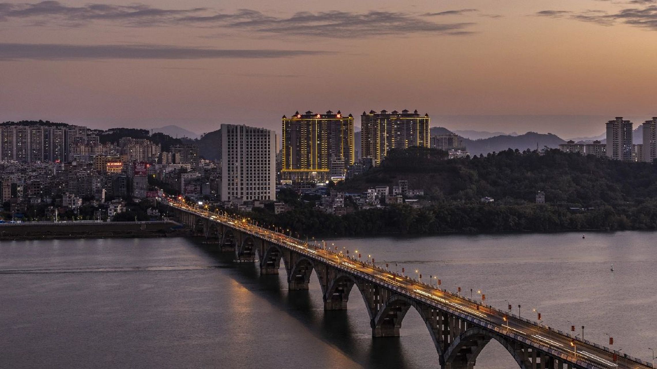 藤县旧城新貌 拍摄地:藤县西江大桥一带 拍摄时间:2022.12