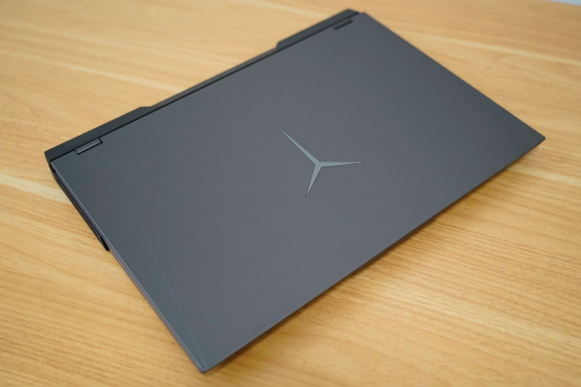 联想拯救者y9000p 2022上手体验分享 观设计方面,配色是钛晶灰,标志性