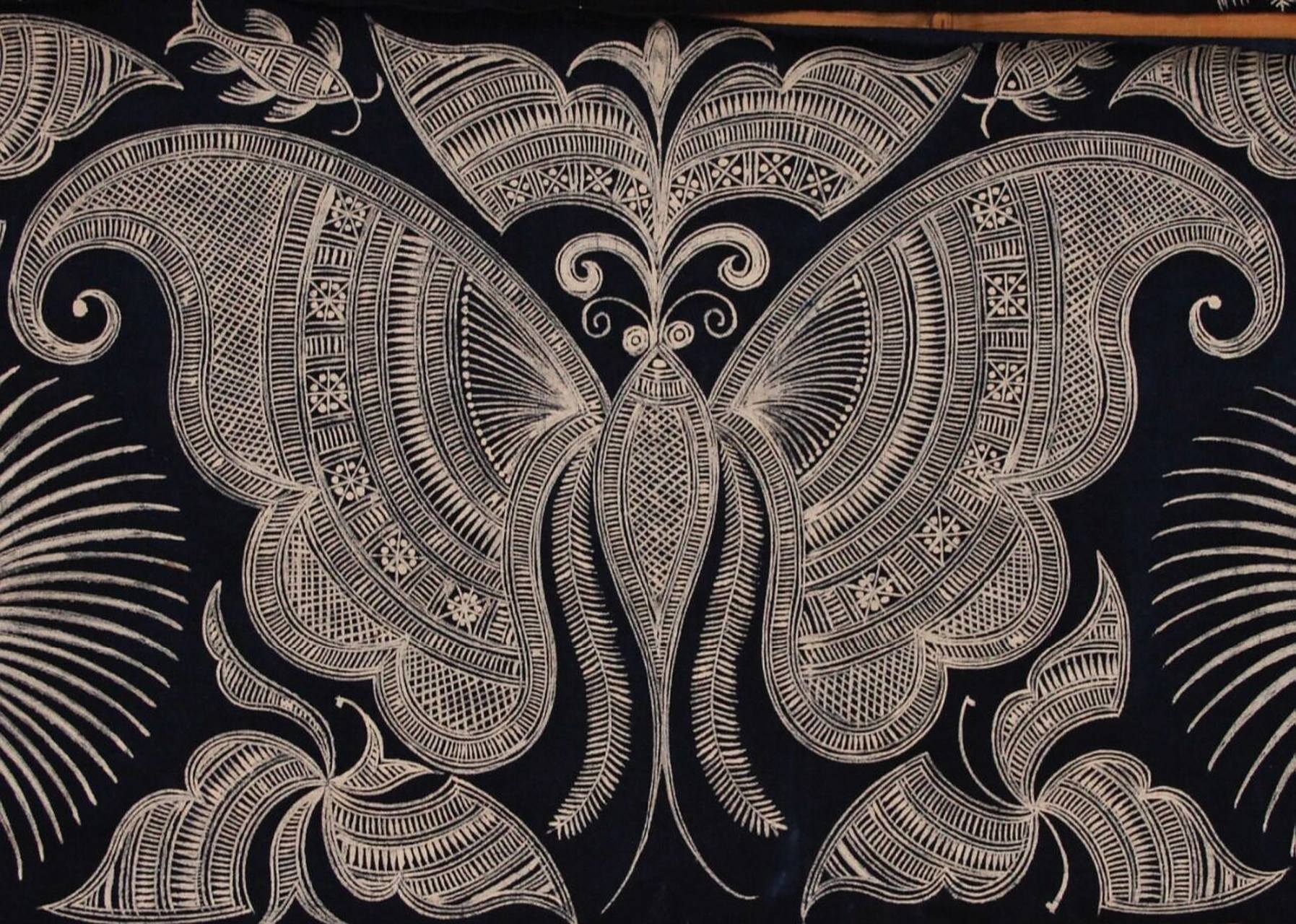 93蜡染纹样④ | 97蝴蝶纹 92·蝴蝶纹 ·蝴蝶纹积淀着祖先崇拜