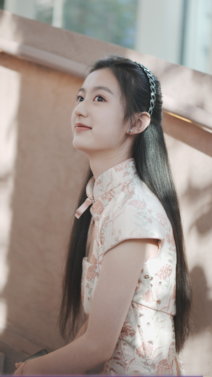 裴佳欣旗袍穿搭组图,14岁的小姐姐,太成熟了吧