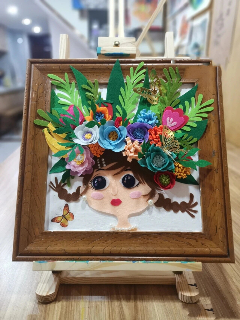 不织布剪贴画 小小的脑袋承受了它不该承受的 	 其实加个身体加个背景