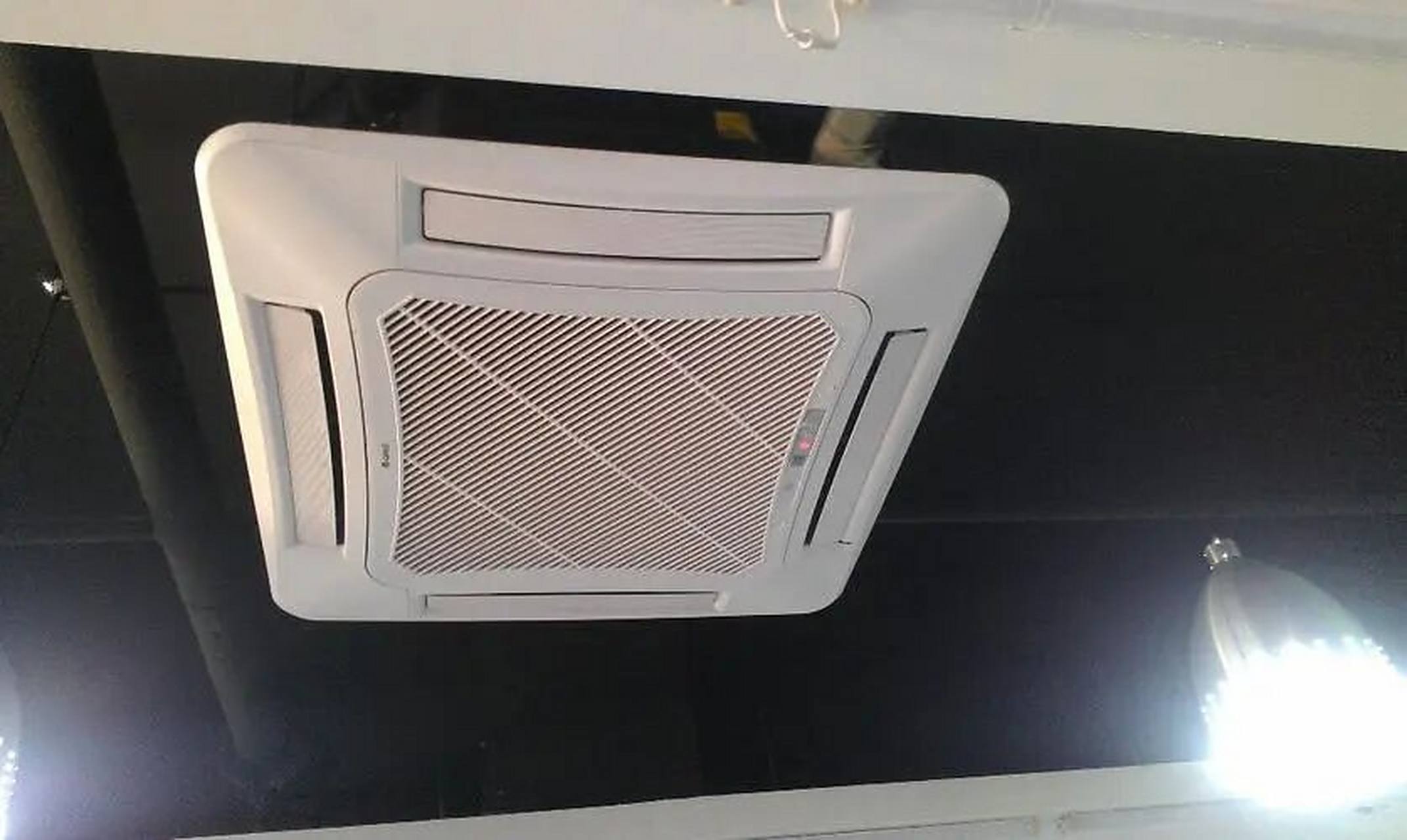 格力空调天花机,天井机显示e9维修技术分享 e9代码是"水满保护",就是