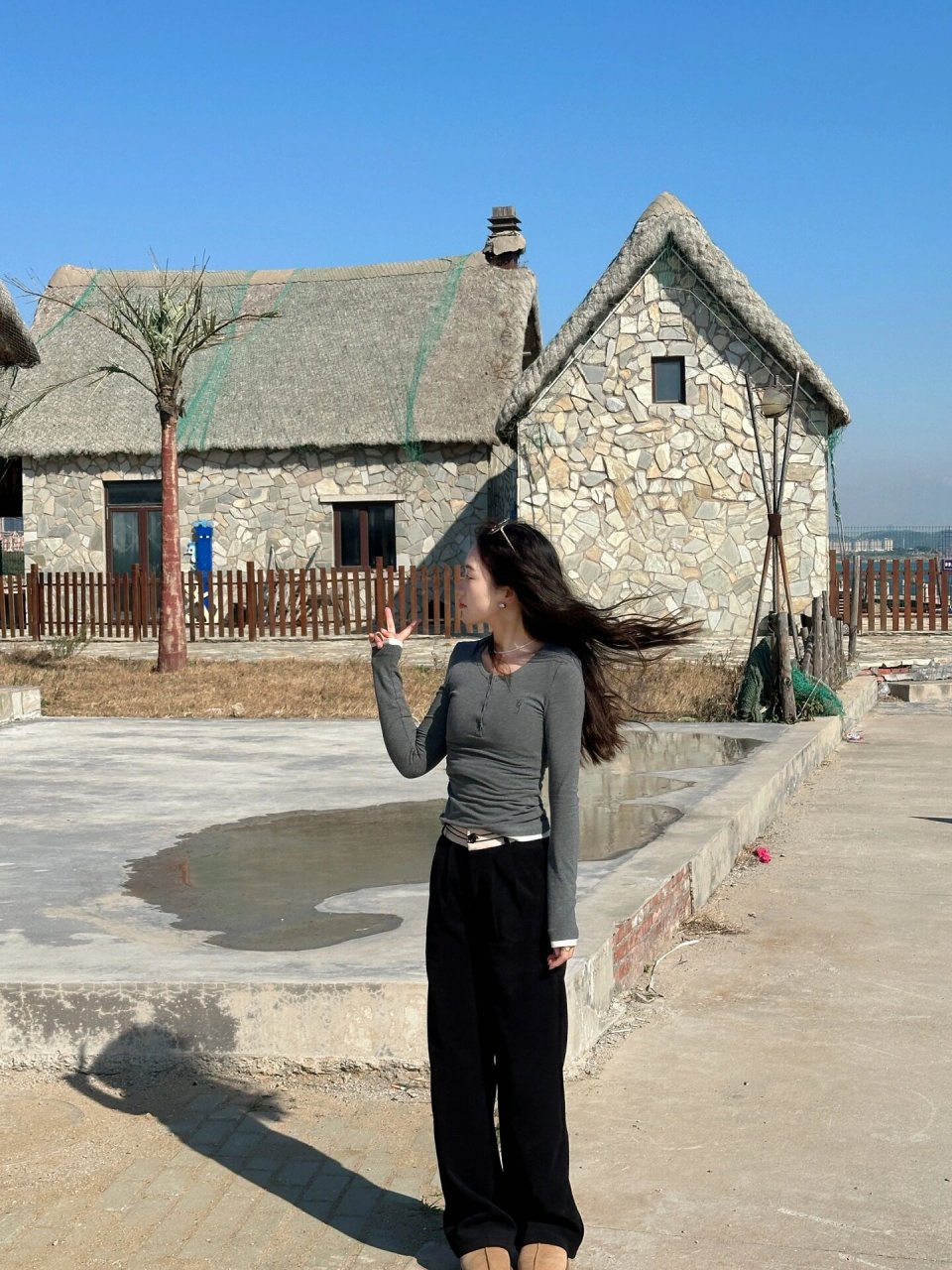 青岛茅草屋00 在青岛偶遇威海茅草屋00
