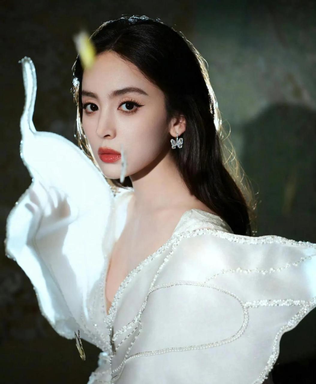 时尚|古力娜扎继续释放美貌,身穿la métamorphose 2021秋冬定制系列